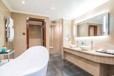 Radisson Blu Edwardian Heathrow Hotel & Conference Centre, LondonPresidential Suite Bathroom